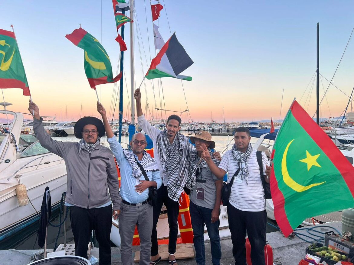 الصحفي محمد فال الشيخ مع زملائه